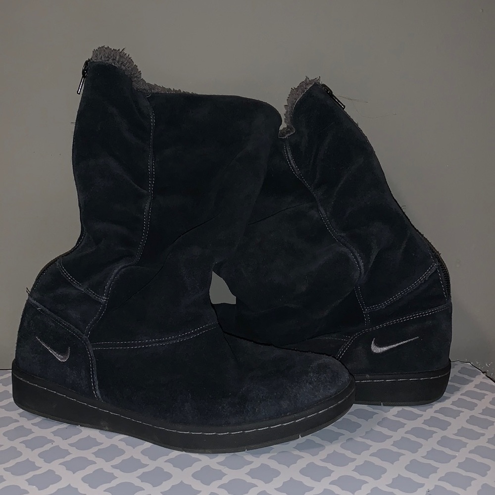 black Nike boots